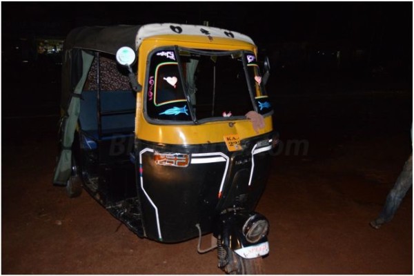 Auto-rickshaw-collided-with-bull-1