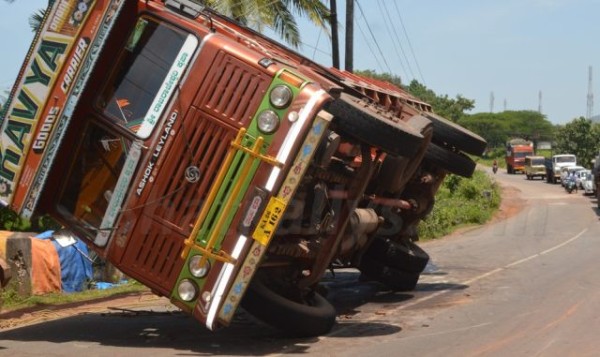 lorry-overturn-in-shirali-1