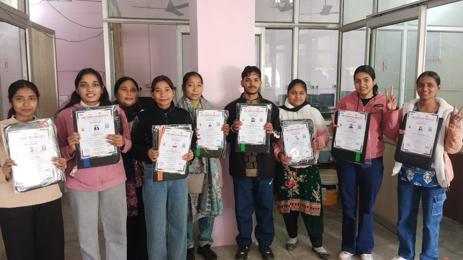 आज ऐम कंप्यूटर इंस्टिट्यूट समिति की ओर से सभी विद्यार्थियों को उनका कोर्स पूर्ण होने के उपलक्ष्य में डिप्लोमा के साथ पुरस्कार स्वरूप डॉक्यूमेंट फाइल दी गई तथा सभी को उज्ज्वल भविष्य की शुभकामनाएँ दी गईं।”