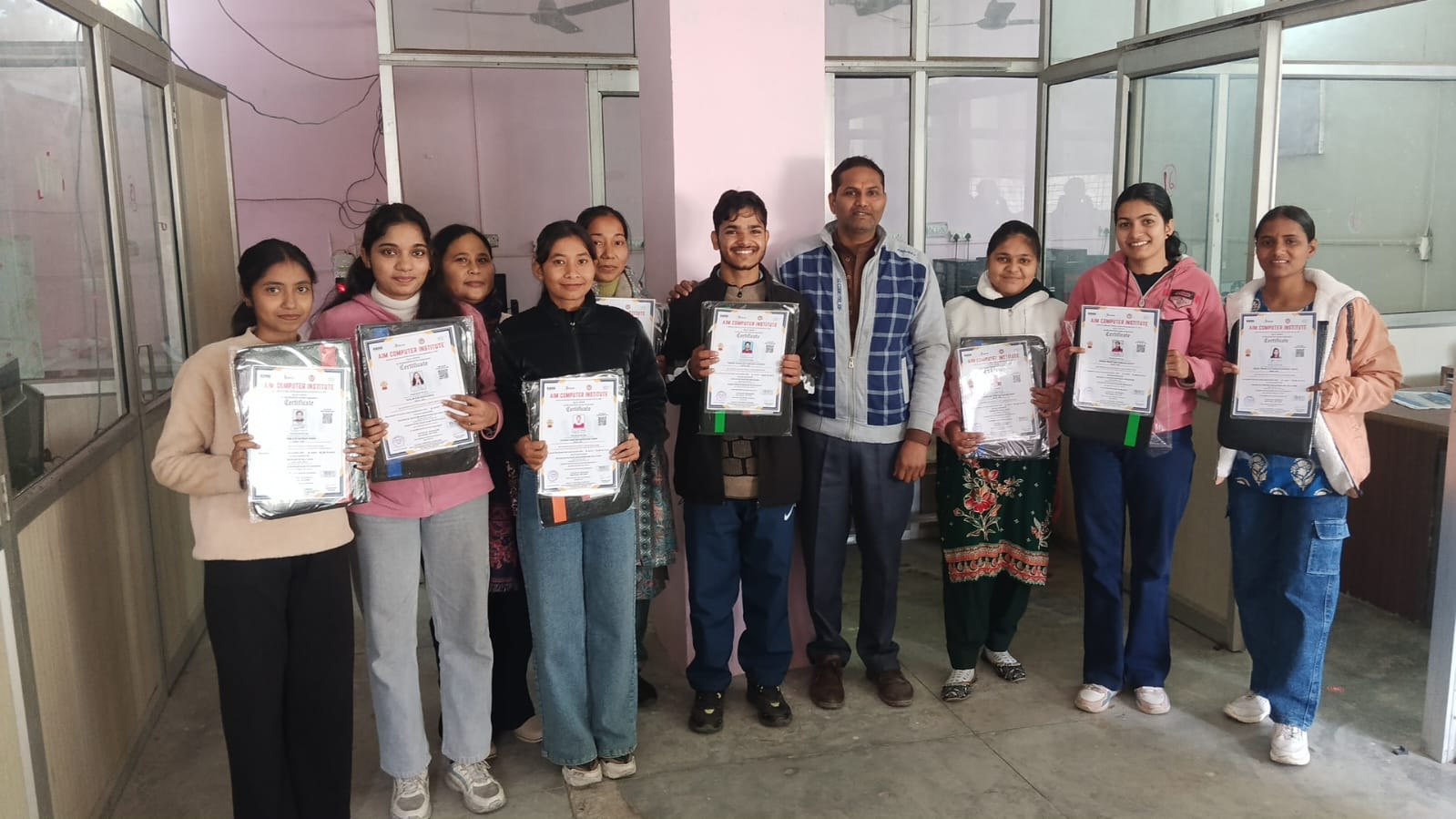 आज ऐम कंप्यूटर इंस्टिट्यूट समिति की ओर से सभी विद्यार्थियों को उनका कोर्स पूर्ण होने के उपलक्ष्य में डिप्लोमा के साथ पुरस्कार स्वरूप डॉक्यूमेंट फाइल दी गई तथा सभी को उज्ज्वल भविष्य की शुभकामनाएँ दी गईं।”