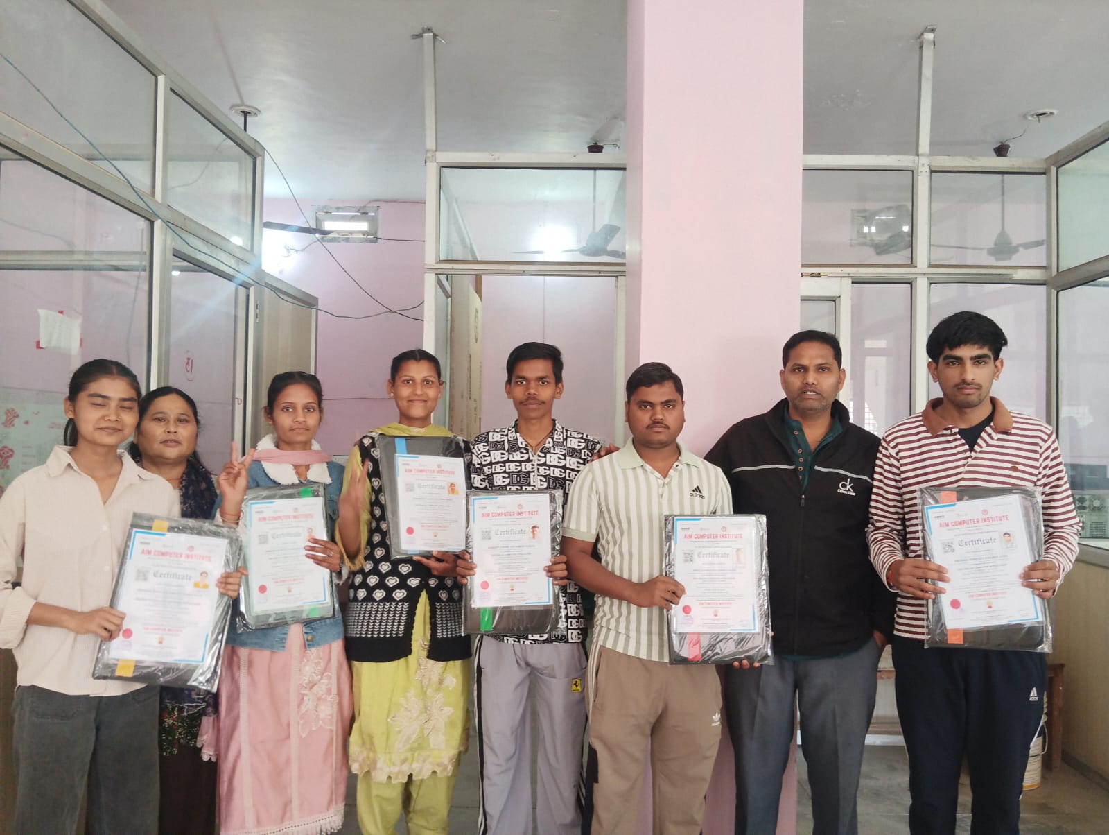 आज सभी विद्यार्थियों को डिप्लोमा प्रदान किया गया तथा उपहार स्वरूप डॉक्यूमेंट फाइल भेंट की गई। एम कम्प्यूटर सभी विद्यार्थियों के उज्ज्वल भविष्य की कामना करता है। धन्यवाद। एम कम्प्यूटर इंस्टीट्यूट, नानकमत्ता