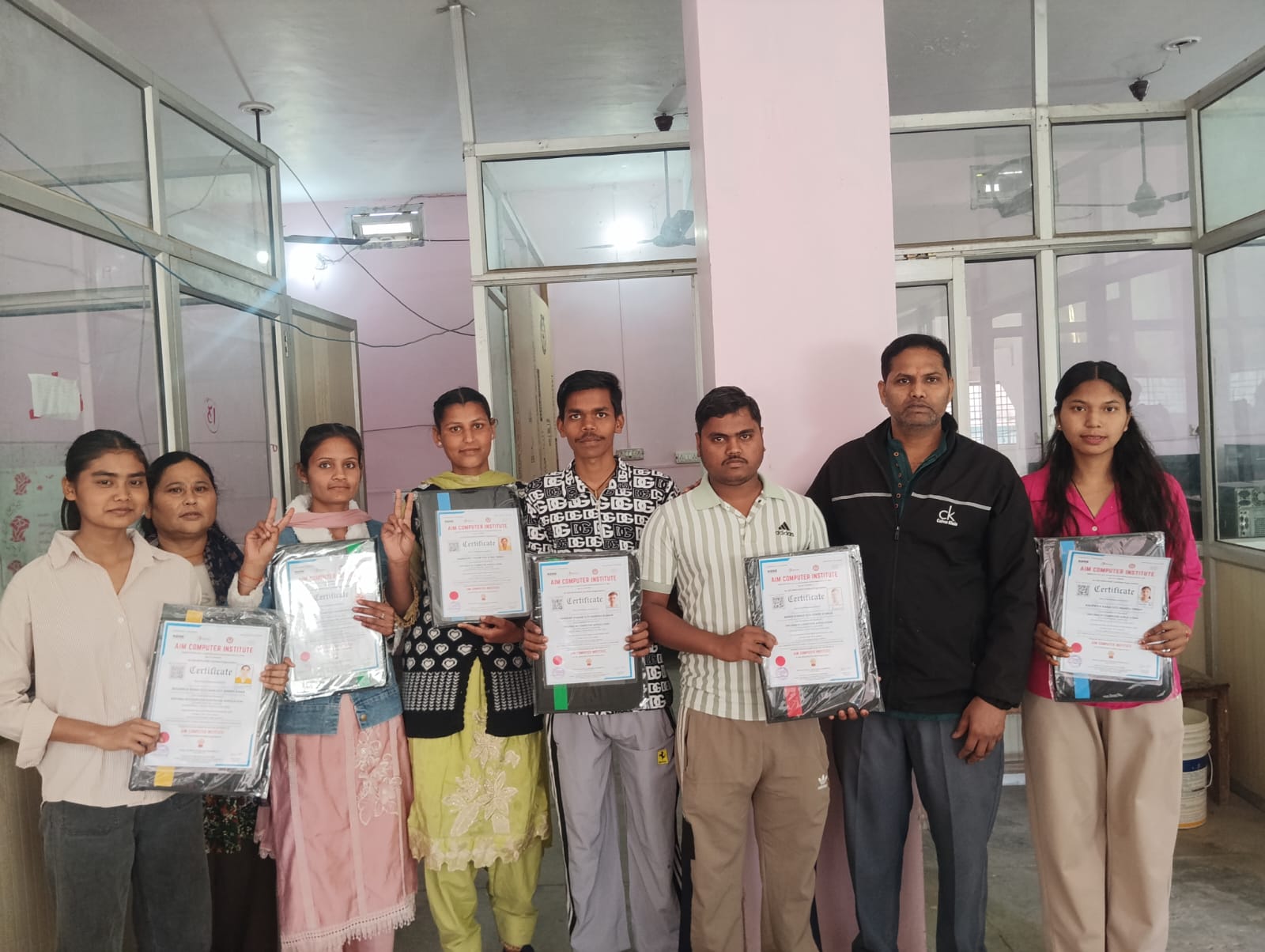 आज सभी विद्यार्थियों को डिप्लोमा प्रदान किया गया तथा उपहार स्वरूप डॉक्यूमेंट फाइल भेंट की गई। एम कम्प्यूटर सभी विद्यार्थियों के उज्ज्वल भविष्य की कामना करता है। धन्यवाद। एम कम्प्यूटर इंस्टीट्यूट, नानकमत्ता