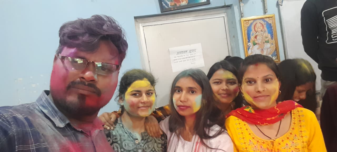 student ke sath holi
