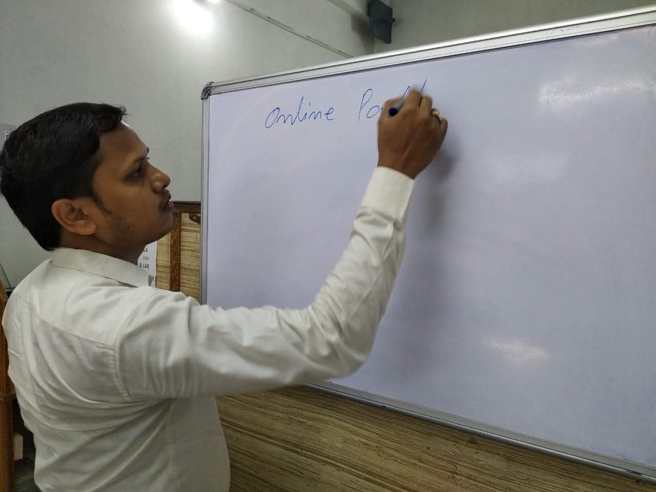 शिक्षक सिर्फ पढ़ाता नहीं, जिंदगी को दिशा देता है