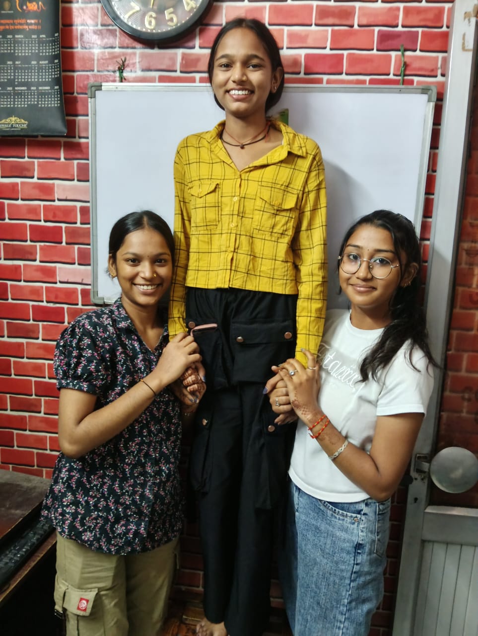 Teen Deviyan Sharar ke mood me