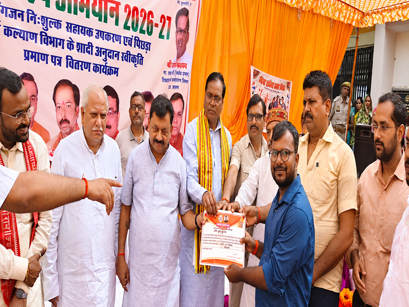 Under the Seva Sankalp Campaign 2026–27, Harshita Yadav was honoured for securing employment by Hon’ble MP Vijay Dubey and OBC Department member Phulbadan Kushwaha. Congratulations on your achievement, Harshita.