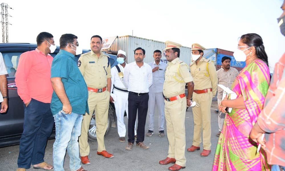 District Collector G Veera Pandiyan and SP Dr Fakkeerappa Kaginelli inspecting the Panchalingala border check post in Kurnool on Thursday