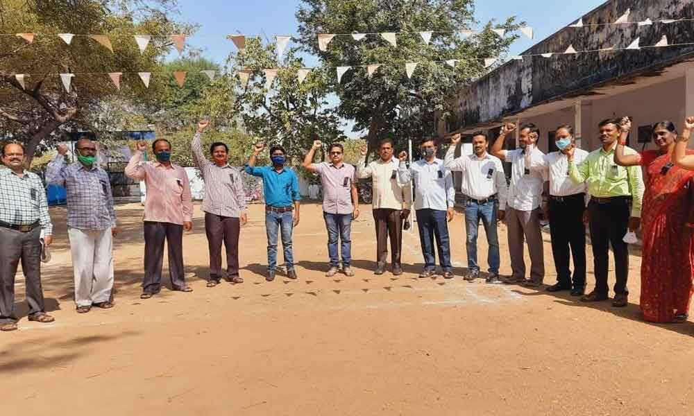 Members of PRTU raising slogans against the government during a protest at Veenavanka in Karimnagar on Friday