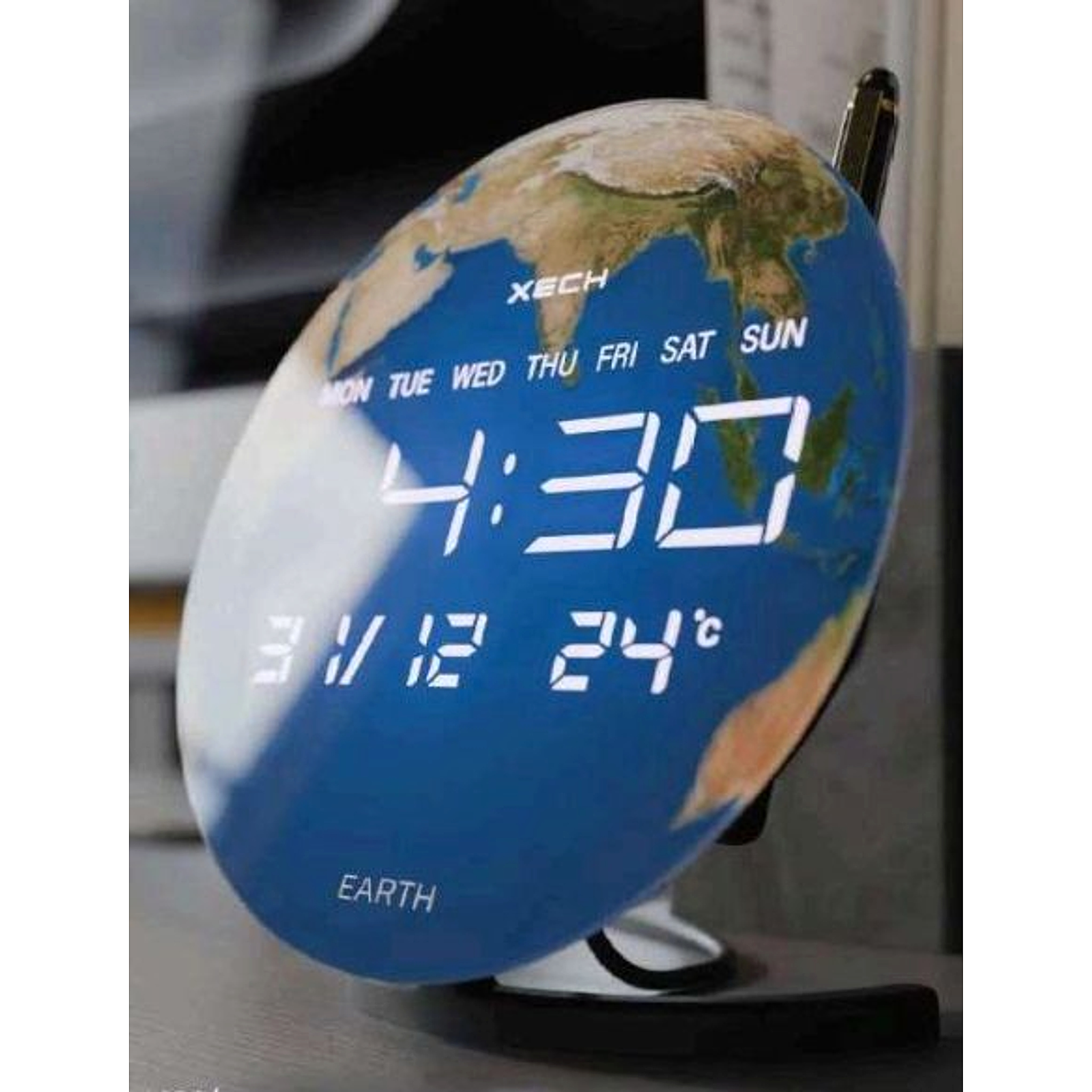 Solaris X Neo - Earth | Digital clock with pen stand