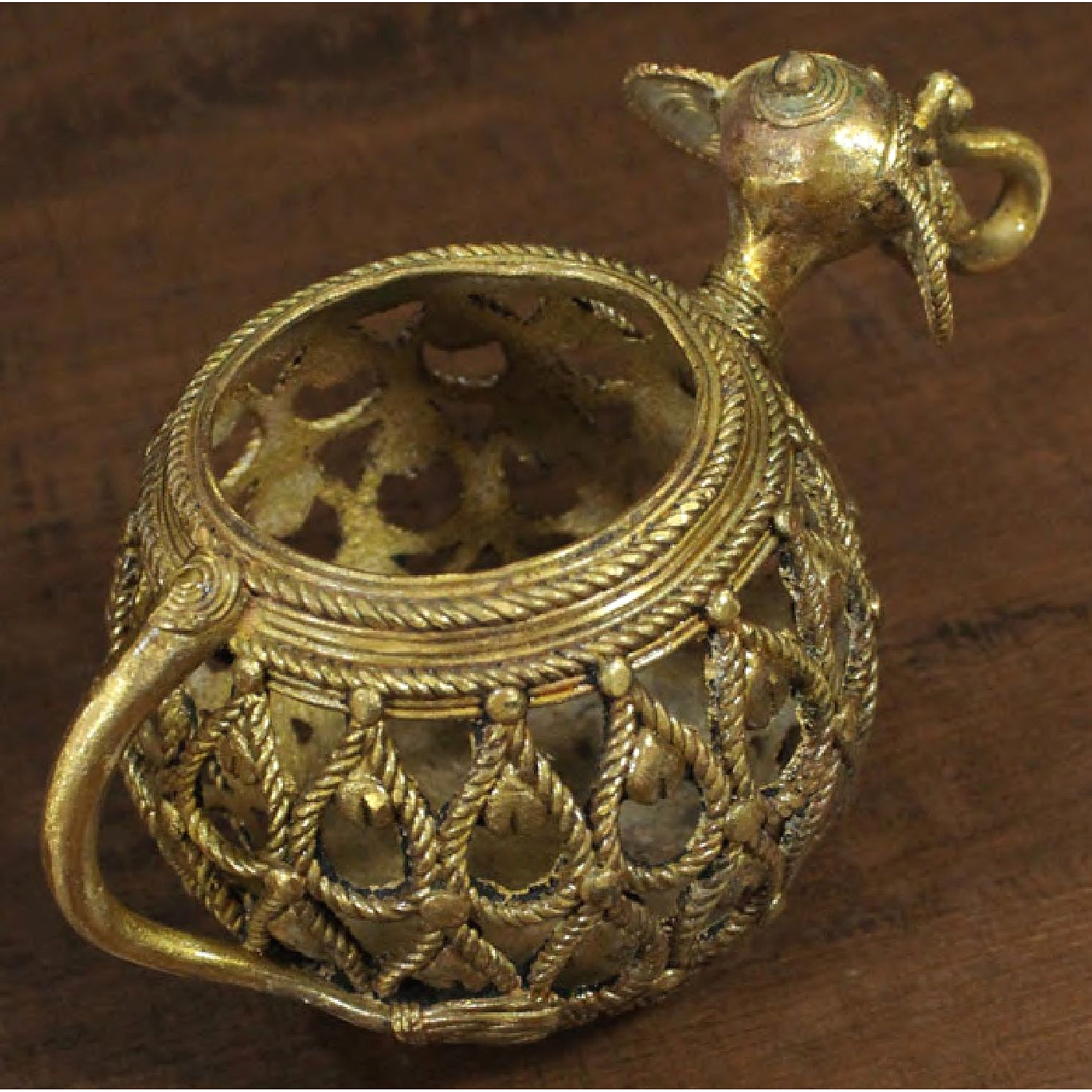 Round Elephant Filigree Pen Stand
