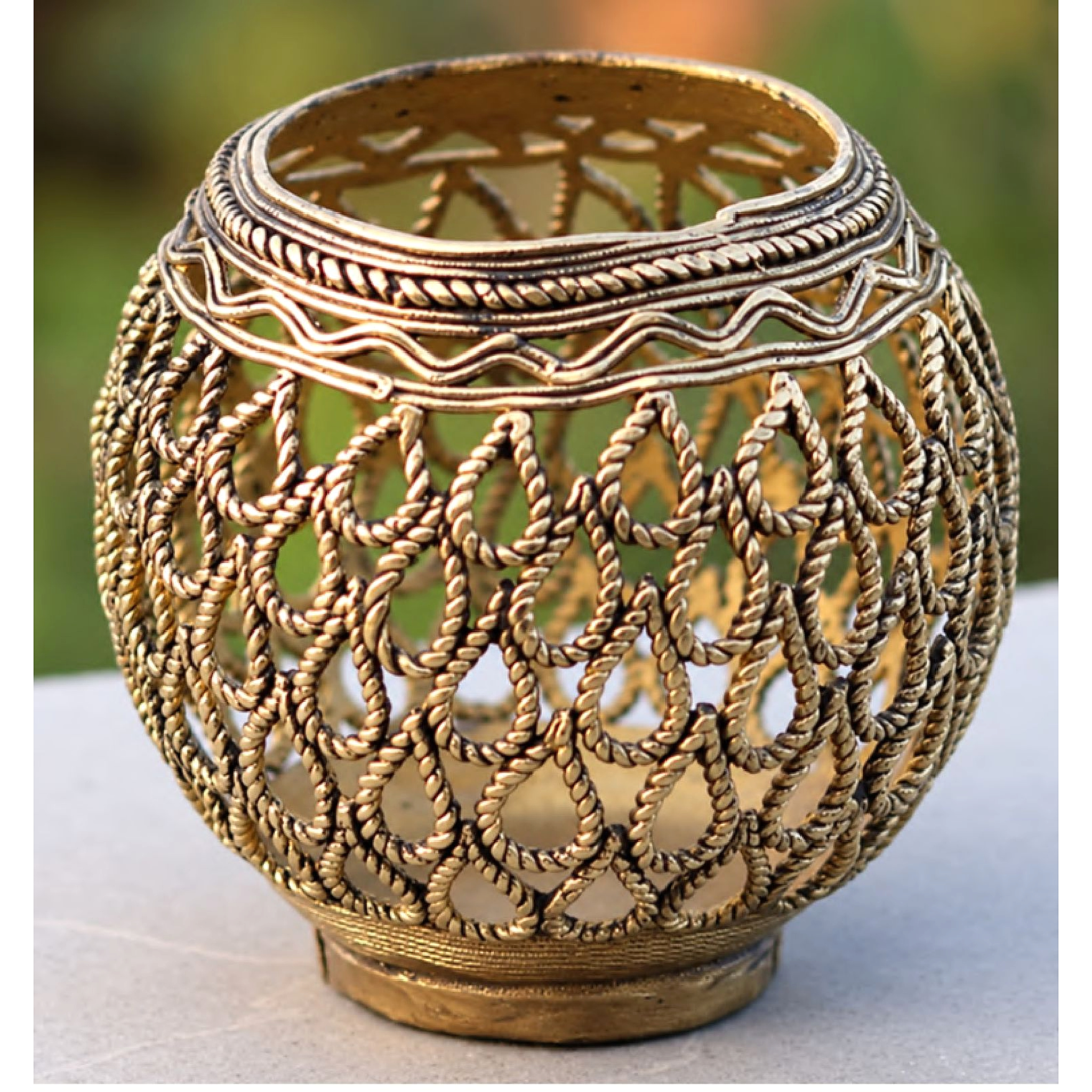 Round Filigree Pen Stand